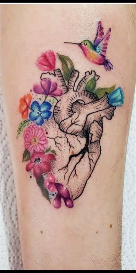 tatuaje corazon con flores